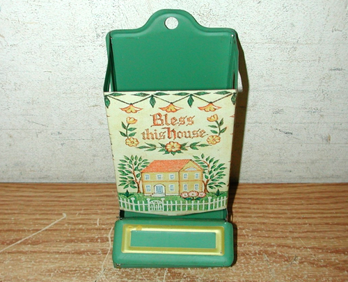 VINTAGE JASCO BENEDISCI QUESTA CASA LATTA METALLO FIAMMIFERI SCATOLA DISPENSER SUPPORTO DA PARETE - Foto 3 di 9