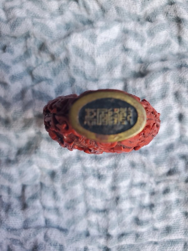Chinese red cinnabar lacquer snuff bottle (no lid)