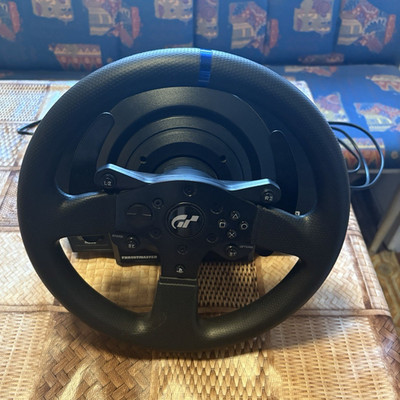 Thrustmaster T300 Rennlenkrad USB Set mit 3-Pedalset für PS5/PS4/PC
