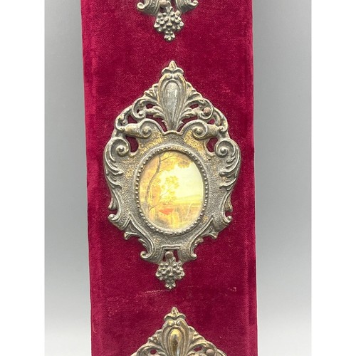 Antiguo arte de pared victoriano de terciopelo rojo borgoña con marco de latón triple de Italia - Imagen 3 de 12