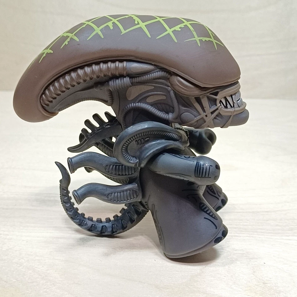 Titans Vinyl Figure Alien VS Predator AVP   4 1/2 in Tall - Image 2 of 4