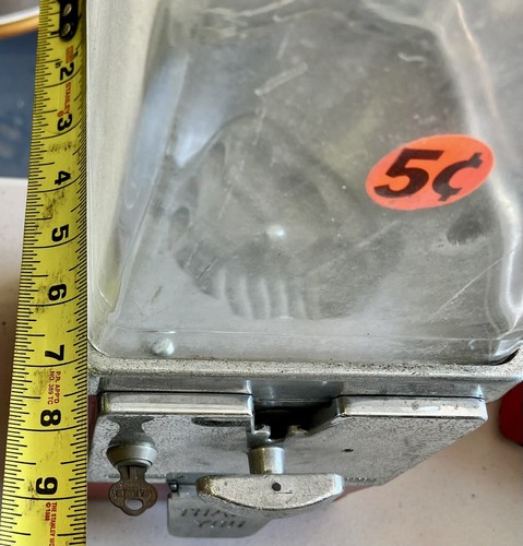 VINTAGE RED METAL & GLASS 5 CENT NICKLE TABLE TOP CANDY VENDING MACHINE w/ KEY - Picture 8 of 8