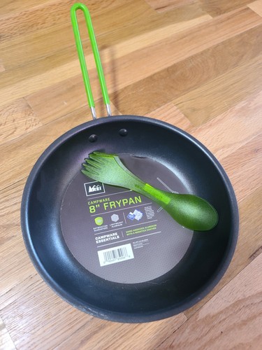 Sartén para saltear REI CAMPWARE 8" 8 pulgadas, con 2 sporks