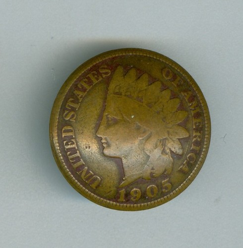 Centavo indio 1905 curvado y hecho en un botón de tela con gancho en la parte posterior - Imagen 1 de 2