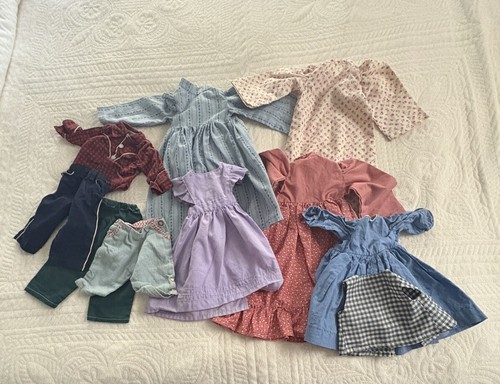 Lote de 10,5 vestidos, 3 pantalones, 2 tops, algunos defectos hechos a mano de colección para muñeca regalo