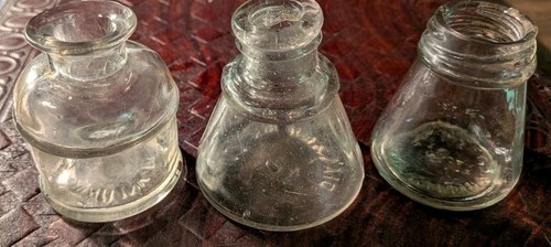 Drei antike Tintenfässer der Marke Diamant. Tolles Lot. Geprägt & ohne Chips.