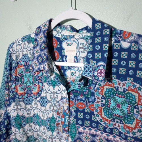 Chico's Hemd mit Knöpfen Gr. 3 / XL, bügelfrei Tunika Oberteil blau grün Fliesendruck Tasche - Bild 2 von 9
