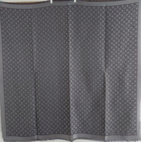LOUIS VUITTON Monogram Shine Shawl in lurex Franged scarf 140cm/56in - Unisex - Picture 2 of 14