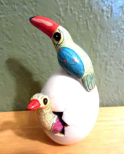 PAIR HAND CRAFTED HATCHING PARROT POTTERY EGGS TONAL MEXICO ARTIST SIGNED RAMOS - Picture 2 of 4