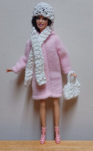 Ensinando a Fazer casaco croche para barbie …  Roupas de crochê para  bonecas, Roupas, Estilo barbie