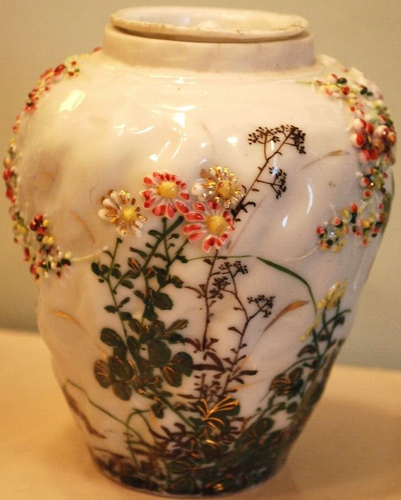 Antique Japan Porcelain HAND PAINTED JAR W LID Encrusted Flowers & Gold SIGNED - Picture 4 of 17