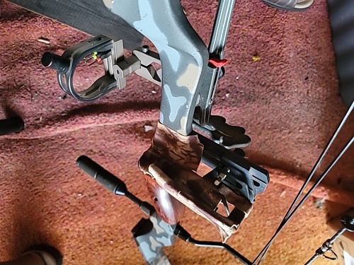 HIGH COUNTRY Hunting BOW Comes with the accessories attached to the bowl. - Picture 5 of 17