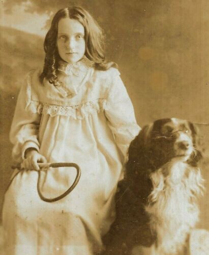 Schrankfoto hübsches Mädchen Hund Forster Seaham Harbour County Durham - Bild 1 von 3