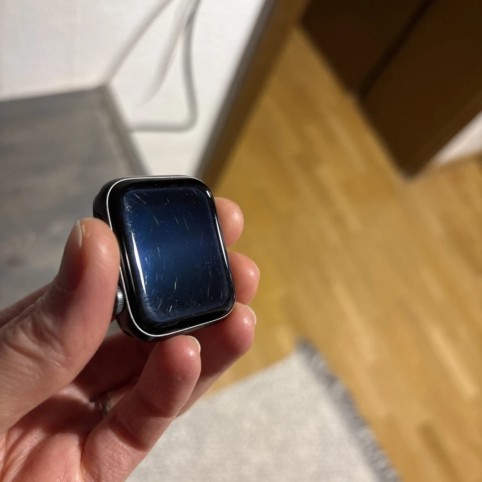 Apple Watch SE 2020 (1. Gen) 40mm Model A2351 - Bild 4 von 4