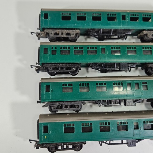 Rack Of 7X Triang TT Coaches BR Green With Restaurant Car Numbers S15021, S34245 - Picture 9 of 23