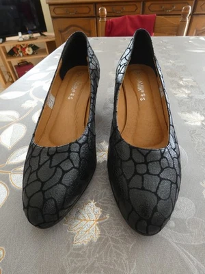NEUVES Paire de chaussures escarpins CUIR Femme Pointure 40 Noir Talon 5,5cm - Photo 1/4