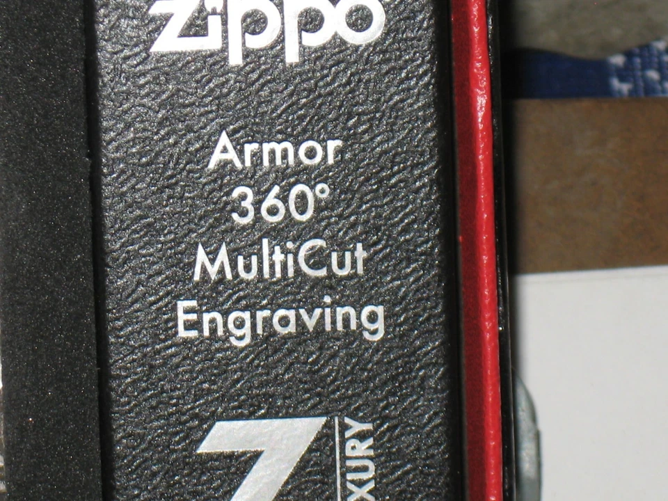 NUEVO EE. UU. Encendedor ZIPPO 29671 Lujo Diseño Diamante 360 Placa de Oro Armadura Foto 3 de 4