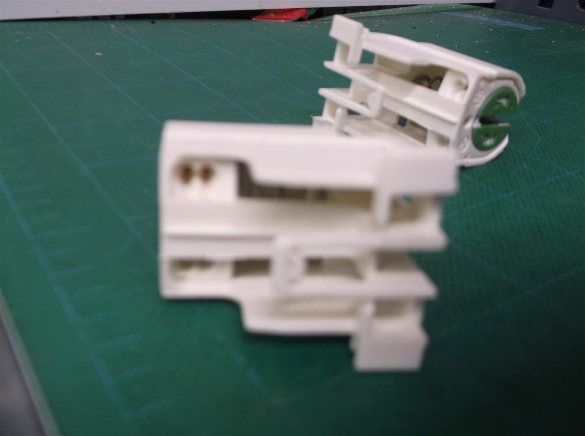 2 A.A.G. Stucchi LH0585 (285-ZX) Unshunted, T8-T12 medium bipin to