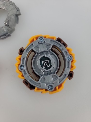 Beyblade Burst Speed Storm Regulus R6 Hasbro amarillo y marrón - Imagen 6 de 9