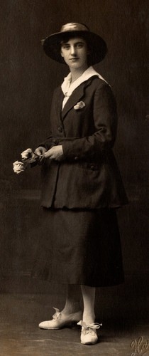 FASHIONABLE AND ATTRACTIVE YOUNG WOMAN STANDS FOR HER PORTRAIT - Picture 2 of 3
