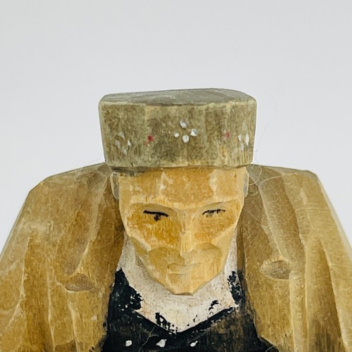 Estatuilla tallada a mano de anciano en silla después de Huggler Wyss tallada en Suiza - Imagen 8 de 9