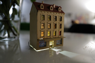Spur N 1:160 Historisches Mehrfamilienhaus mit Modegeschäft und Lichtanlage.