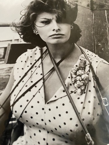 Foto fija de película vintage de 1959 de Sophia Loren en el set de Nueva York That Kind Of Woman - Imagen 3 de 5