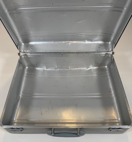 Vtg Zero Halliburton Centurion Style Aluminum Briefcase Silver Case 21"x17"x7" - Picture 10 of 10