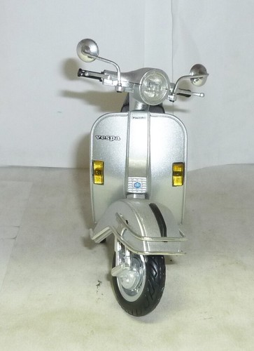 MODELLINO SCOOTER - PIAGGIO VESPA P200E - ARGENTO - New-Ray - SCALA 1:12 OTTIMO - Imagen 3 de 4
