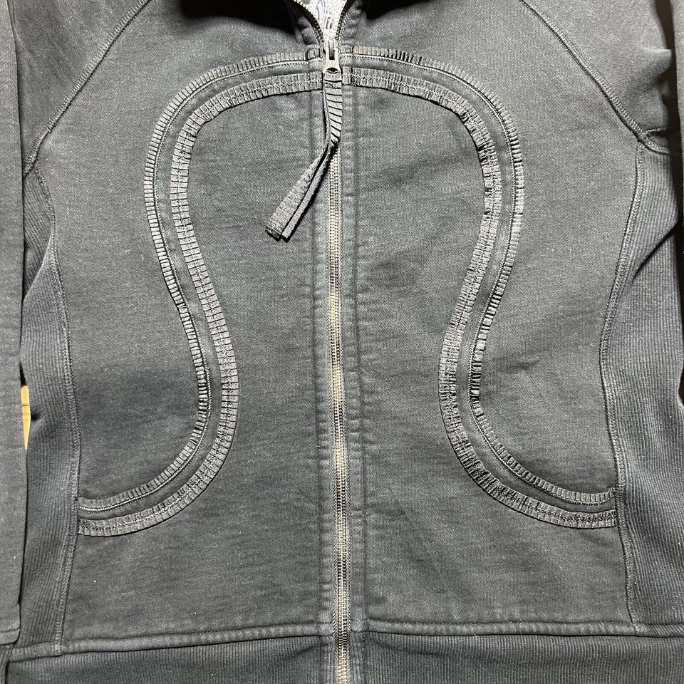 Sudadera con Capucha de Buceo Lululemon Edición Especial Cinta Plisada Talla 8 Negro Agujeros para Pulgar Rara Foto 2 de 4