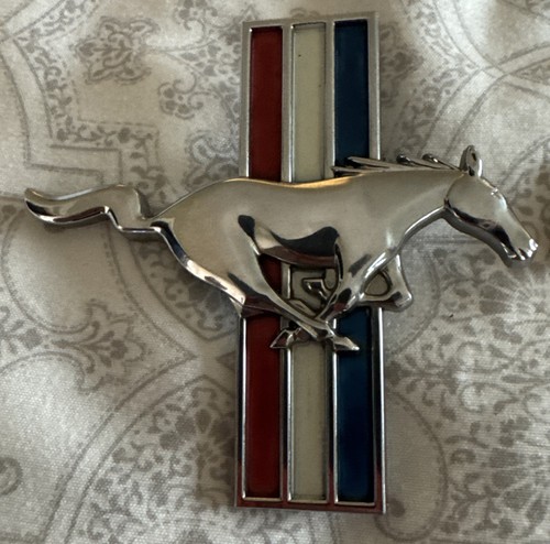 FORD MUSTANG 05-09 LEFT RIGHT FENDER RUNNING PONY BADGE EMBLEM LOGO SET OEM - Picture 2 of 7