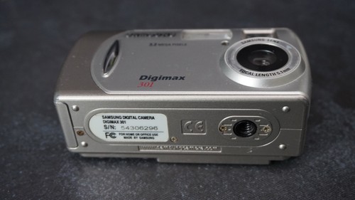 Samsung Digimax 301 3.2MP Digital Camera - Silver - Picture 7 of 8