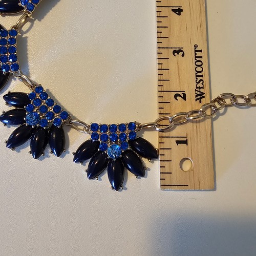 Collar J Crew Azul Estrás Floral Distintivo Grande con Cadena Dorada - Imagen 4 de 6