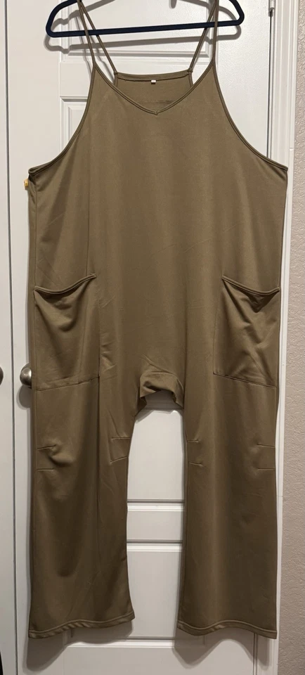 Mono mameluco XXL para mujer color topo de gran tamaño con correa de espagueti con bolsillos Foto 2 de 4