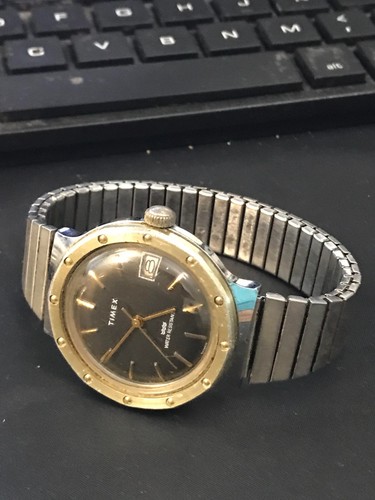 Orologio Uomo Timex 38mm Bicolore Quadrante Nero Calendario Carica Funzionante (Lotto2546) - Foto 8 di 11