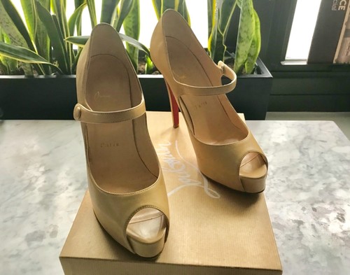 Christian Louboutin Alta Iowa Mary Jane Pumps 38 -