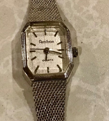 Vintage Armitron Quartz Ladies Watch Working Latch Broken On Band - Picture 4 of 7
