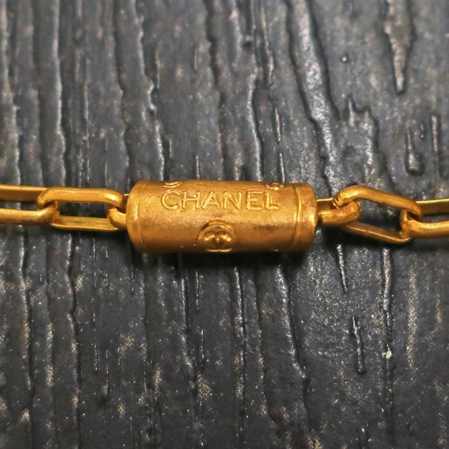 Colgante collar cadena vintage con dije logotipos CC chapado en oro Chanel #631c en elevación - Imagen 7 de 7