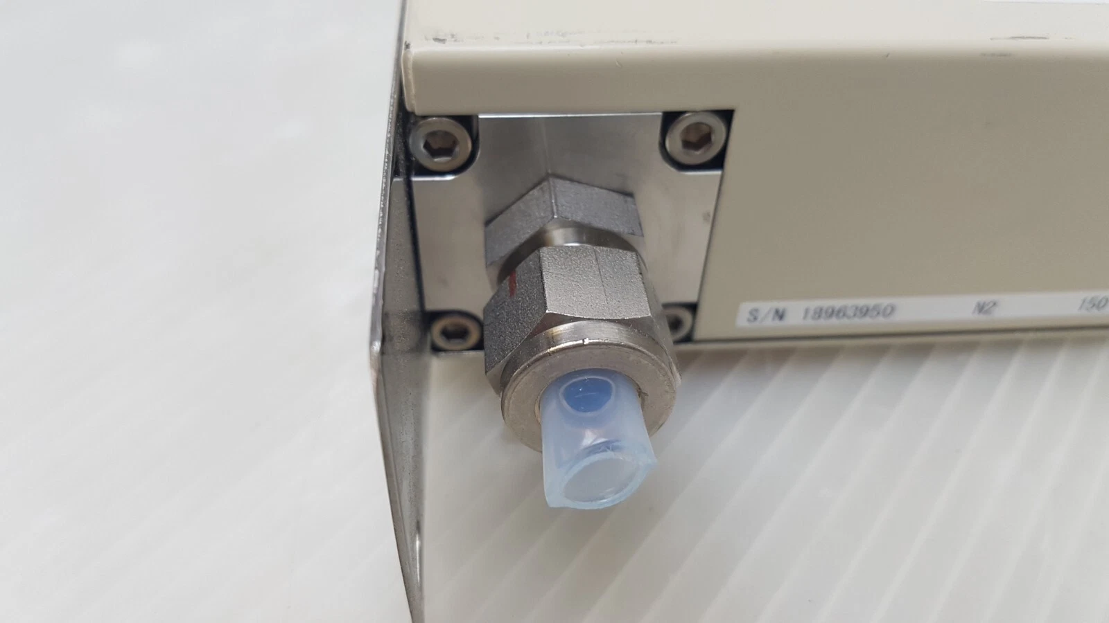 Outlet-side tube fitting with protective cap on the MC-2302L-RC-6SW4XD024