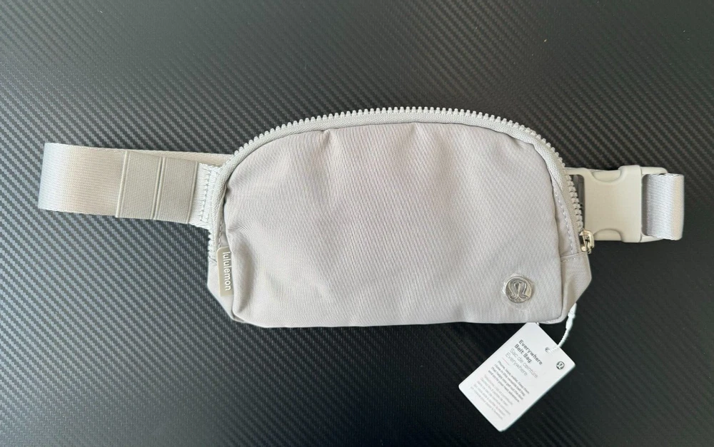 BELT BAG LuLulemo NWT SILVER 1L BELT BAG LuLulemo NWT SILVER 1L