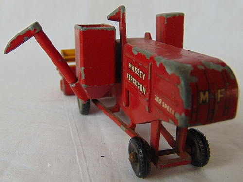 Lesney Matchbox M5 - 1 Massey Ferguson 780 Combine Harvester Silver Front Wheels - Picture 3 of 7