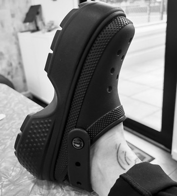 Crocs Schwarz Grob Plateau Stumpf Mega Clogs Sandalen Slipper auf Hellem Komfort