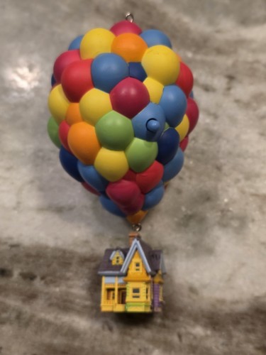 Hallmark Keepsake Weihnachten 2019 Pixar Up! 10 Jahre Jubiläum Haus mit Luftballons - Bild 3 von 9
