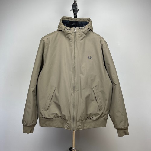 Bomber uomo Fred Perry con cappuccio in poliammide marrone kaki - Taglia XL - Foto 2 di 20