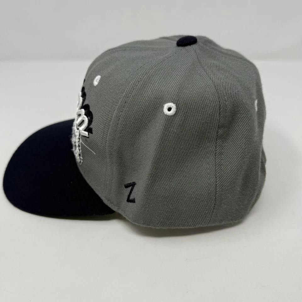 Gorra Connecticut Huskies Snap Back Para Hombre Gris Azul Marino NCAA Baloncesto Script Foto 2 de 4