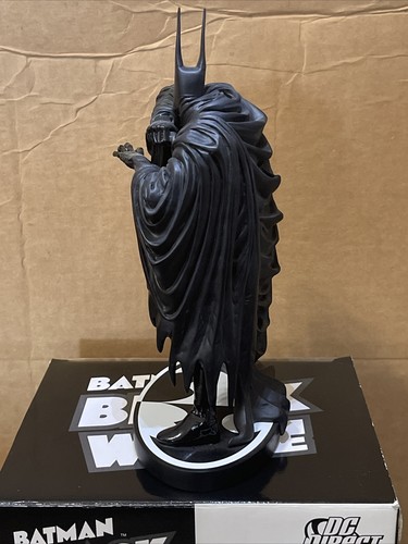 DC Direct Batman Black and White Statue - Kelley Jones #418 1st Edition - Picture 5 of 9