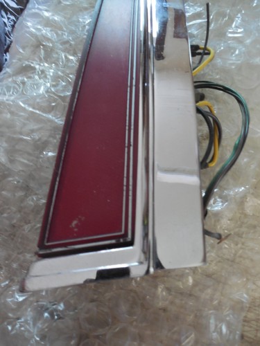 1977 CADILLAC COUPE SEDAN DEVILLE FLEETWOOD LEFT TAILLIGHT PITTING OEM USED PIT - Foto 10 di 12