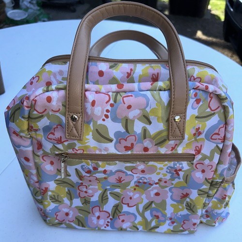 Alja Horvat fit + borsa pranzo fresca isolata palme - Foto 2 di 5