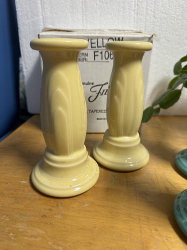 Candelabros cónicos Post 86 HLC Fiesta descontinuados amarillo pálido Y2K nuevos en caja wow - Imagen 1 de 2