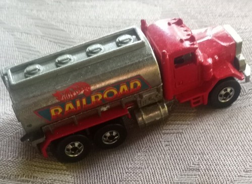 Hot Wheels Heavy Duty Red Peterbuilt Shell made in Malaysia 1979 railroad - Picture 5 of 12
